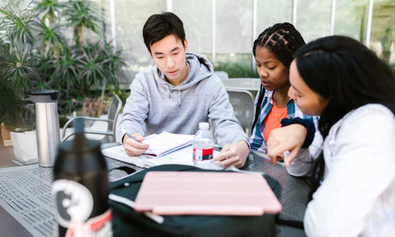 students-collaborating-in-classs
